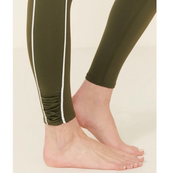 NWT Free People Movement You're A Peach Legging in Secret Moss - Picture 2 of 6